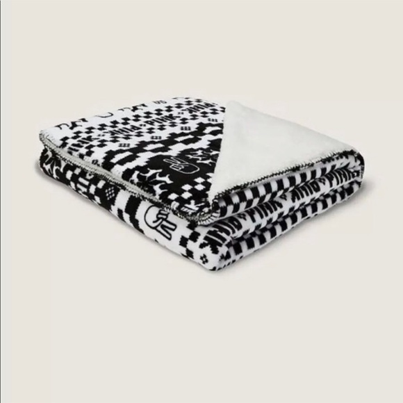 Victoria’s Secret PINK peace sign dogs black white sherpa throw blanket new 2021 - Picture 2 of 3